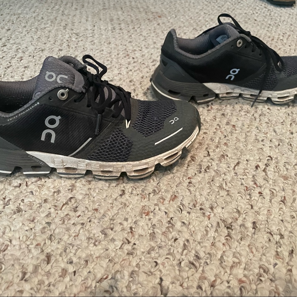 On running cloud black tennis shoes